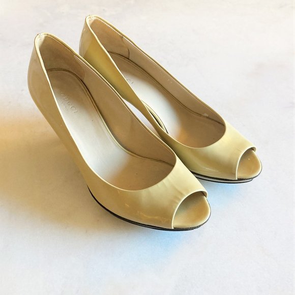 Gucci bamboo accent patent leather peep toe pump (beige / banana cream yellow - Picture 2 of 12